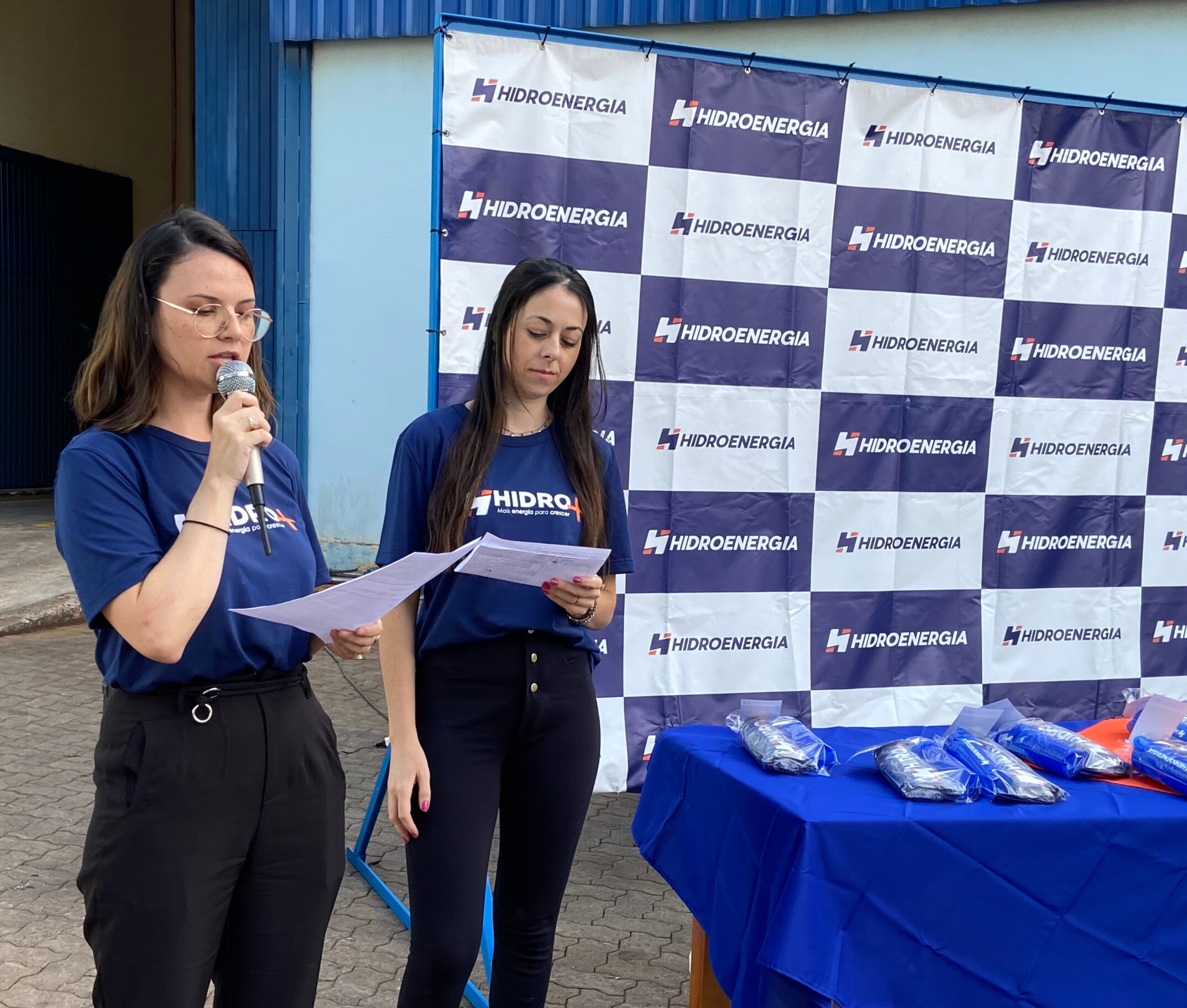 Coordenadora de DHO, Nadiesca M. dos Santos (E) e a assistente administrativa Tatiana Kremer, durante cerimonial de lançamento do Programa, em março.